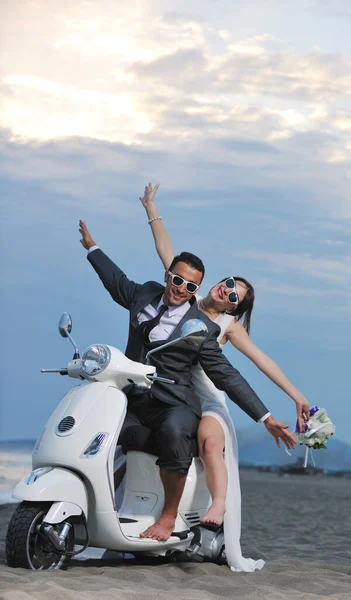 Matrimonio Sce Sposa Sposo Appena Sposato Coppia Sulla Spiaggia Giro — Foto Stock