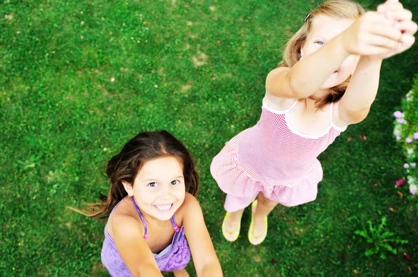 Две Счастливые Маленькие Девочки Веселятся Природе — стоковое фото