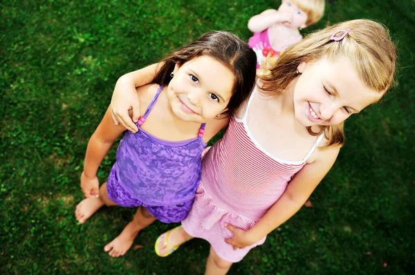 二人の幸せな若い女の子の子供は 屋外自然の中で楽しい時を過す — ストック写真