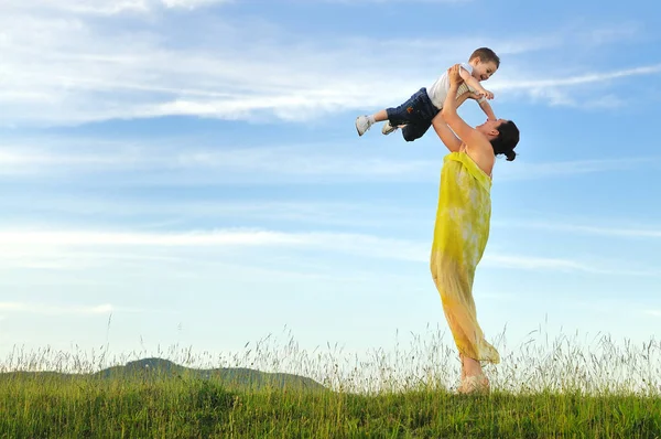 Jovem Feliz Mãe Jogo Livre Com Criança Bonita — Fotografia de Stock