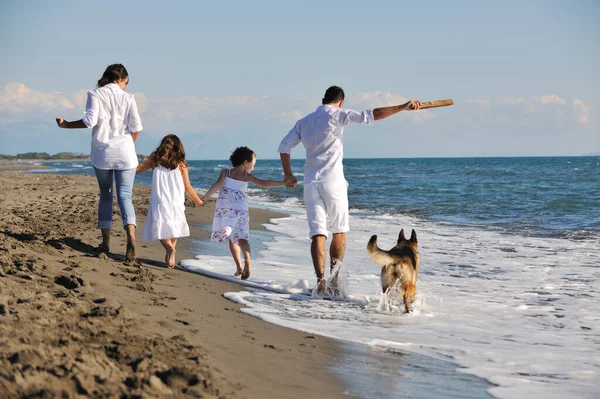Glückliche Junge Familie Weißer Kleidung Haben Spaß Und Spielen Mit — Stockfoto
