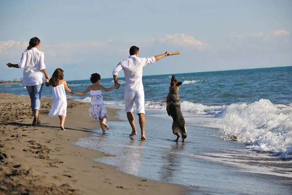 Glückliche Junge Familie Weißer Kleidung Haben Spaß Und Spielen Mit — Stockfoto
