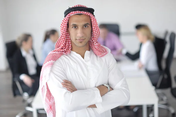 Geschäftstreffen Schöner Junger Arabischer Mann Der Seinen Kollegen Seine Ideen — Stockfoto