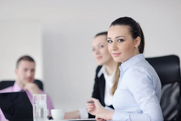 Succesvolle Zakenvrouw Staat Met Haar Personeel Achtergrond Bij Modern Helder — Stockfoto