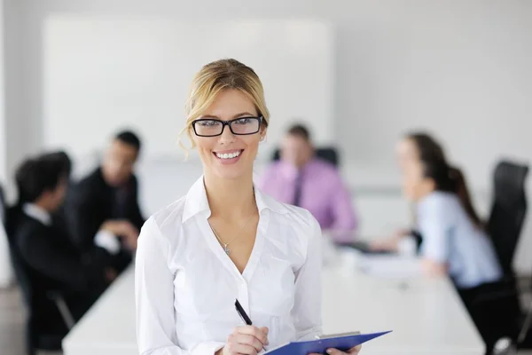 Succesvolle Zakenvrouw Staat Met Haar Personeel Achtergrond Bij Modern Helder — Stockfoto