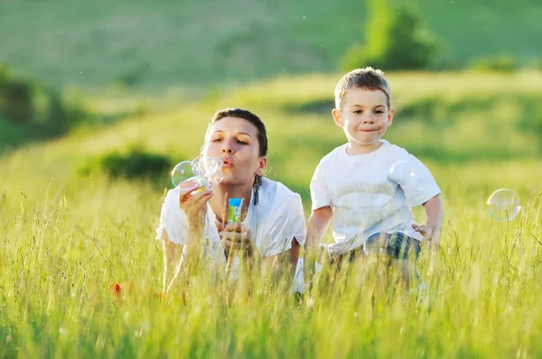 Glückliches Kind Und Frau Freien Spielen Mit Seifenblase Auf Wiese — Stockfoto