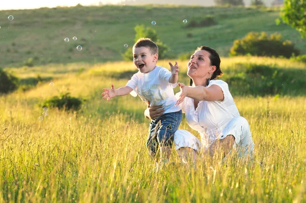 Счастливый Ребенок Женщина Играют Мыльным Пузырем Свежем Воздухе — стоковое фото