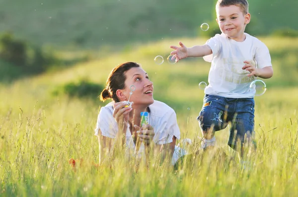 Счастливый Ребенок Женщина Играют Мыльным Пузырем Свежем Воздухе — стоковое фото