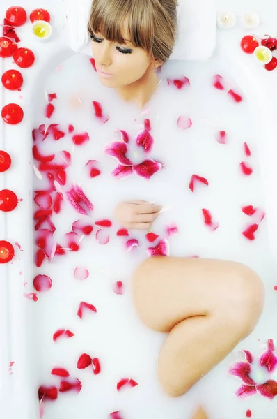 Woman Beauty Spa Wellness Treathment Red Flower Petals Bath — Stock Photo, Image