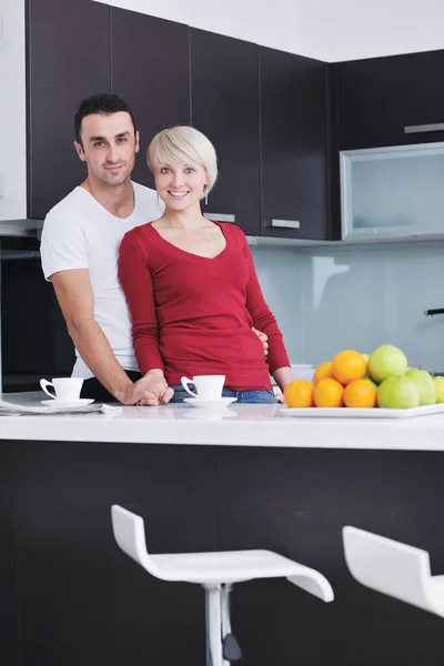 Jovem Casal Feliz Divertir Cozinha Moderna Interior Enquanto Prepara Frutas — Fotografia de Stock