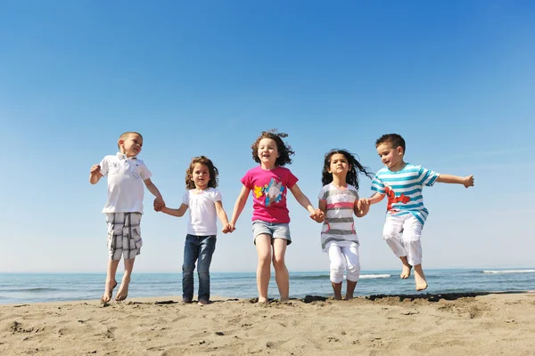 Kim Eğlenmek Oyun Oynamak Plaj Üzerinde Mutlu Bir Çocuk Grubu — Stok fotoğraf