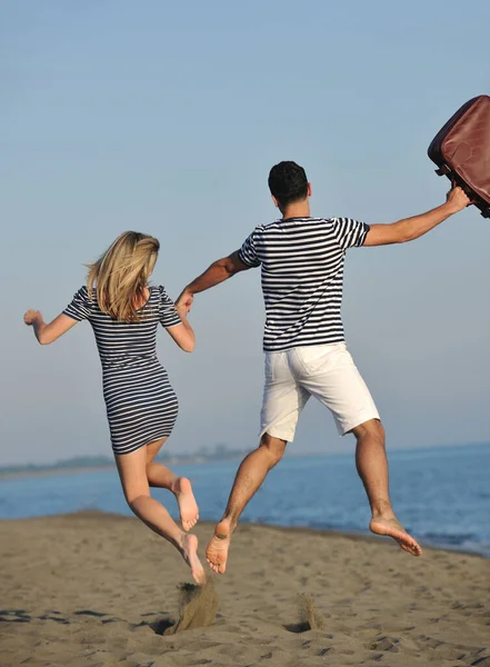 Kumsalda Seyahat Çantalı Çift Özgürlük Komik Balayı Kavramını Temsil Ediyor — Stok fotoğraf