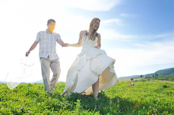 Boldog Menyasszony Vőlegény Séta Fuss Gyönyörű Rét Kültéri Naplementekor — Stock Fotó
