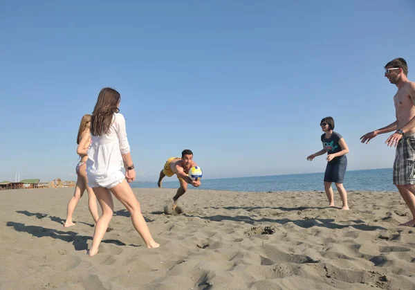 Groupe Jeunes Ont Plaisir Jouer Beach Volley Journée Ensoleillée Été — Photo