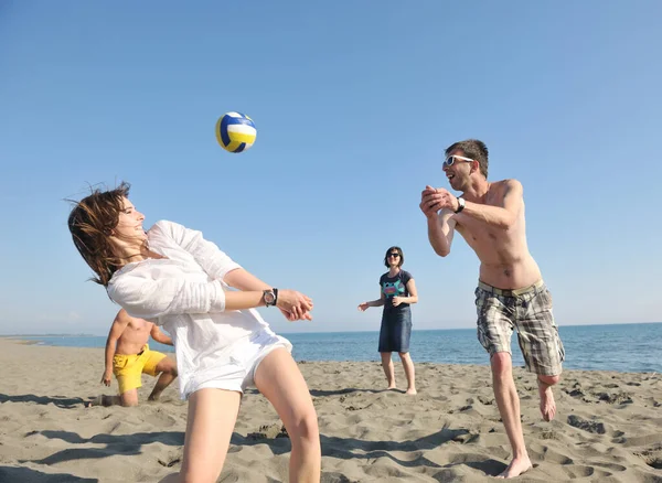 Groupe Jeunes Ont Plaisir Jouer Beach Volley Journée Ensoleillée Été — Photo