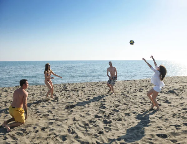 Grupa Młodych Ludzi Bawić Się Grać Siatkówkę Plażową Słoneczny Letni — Zdjęcie stockowe