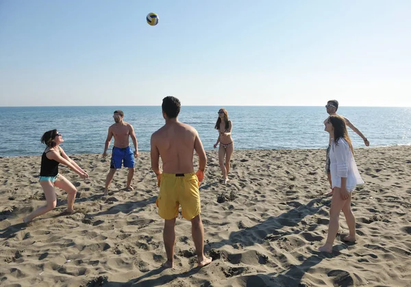 Groupe Jeunes Ont Plaisir Jouer Beach Volley Journée Ensoleillée Été — Photo