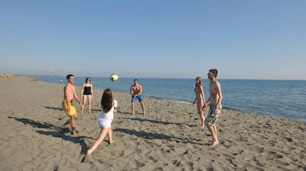 Ομάδα Νέων Διασκεδάσουν Και Παίξουν Βόλεϊ Στην Παραλία Την Ηλιόλουστη — Φωτογραφία Αρχείου