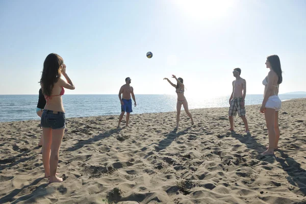 Grupa Młodych Ludzi Bawić Się Grać Siatkówkę Plażową Słoneczny Letni — Zdjęcie stockowe
