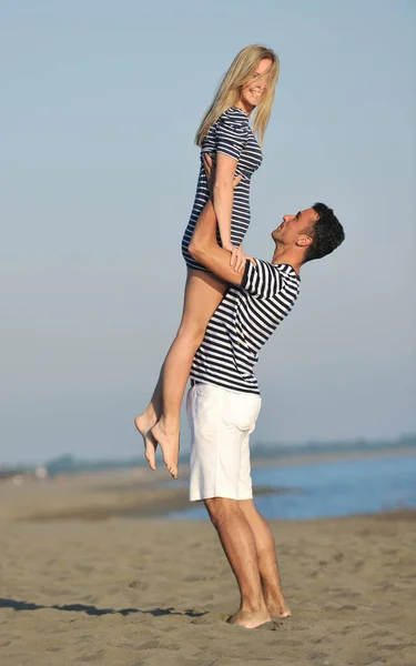 Feliz Pareja Joven Tienen Tiempo Romántico Playa Atardecer — Foto de Stock