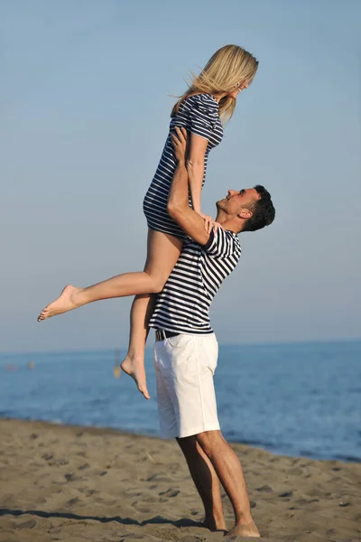 Feliz Pareja Joven Tienen Tiempo Romántico Playa Atardecer — Foto de Stock