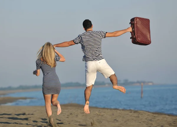 Ζευγάρι Στην Παραλία Ταξιδιωτική Τσάντα Που Αντιπροσωπεύει Την Ελευθερία Και — Φωτογραφία Αρχείου