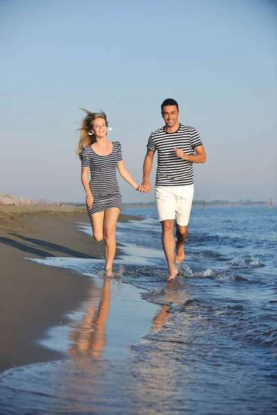 Mutlu Genç Çift Gün Batımında Sahilde Romantik Vakit Geçirir — Stok fotoğraf