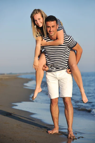 Felice Giovane Coppia Hanno Tempo Romantico Sulla Spiaggia Tramonto — Foto Stock
