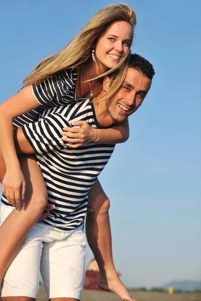 Ευτυχισμένο Ζευγάρι Έχουν Ρομαντικές Στιγμές Στην Παραλία Στο Ηλιοβασίλεμα — Φωτογραφία Αρχείου