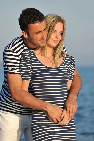 快乐的年轻夫妇在日落时在海滩上度过浪漫的时光 — 图库照片