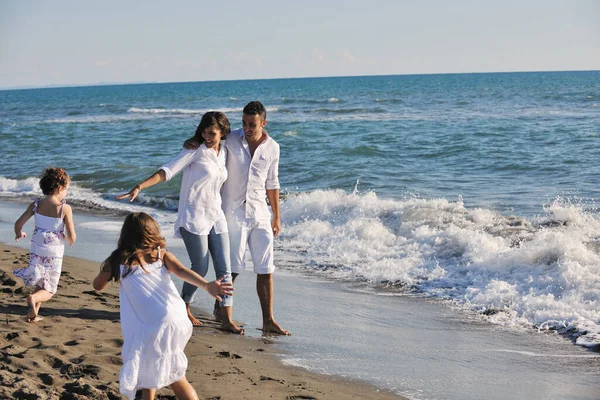 白い服の幸せな若い家族は美しいビーチで休暇を楽しんでいます — ストック写真