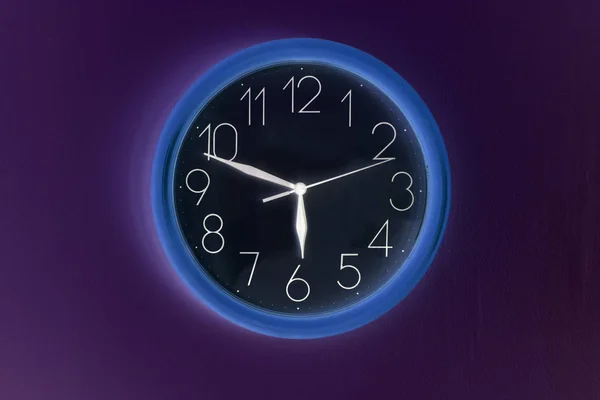 挂在墙上的蒙蒙时钟 显示时间 — 图库照片