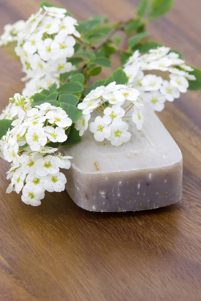 Φυσικό Σαπούνι Και Άσπρα Λουλούδια — Φωτογραφία Αρχείου