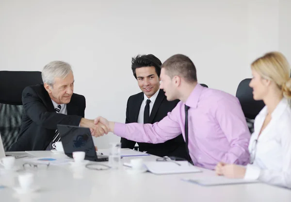 Geschäftsleute Team Bei Einem Meeting Einer Hellen Und Modernen Büroumgebung — Stockfoto