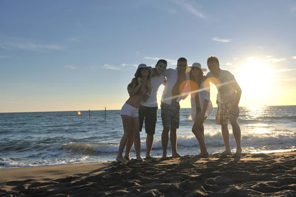 Gelukkige Jonge Vrienden Groep Veel Plezier Vieren Tijdens Het Springen — Stockfoto