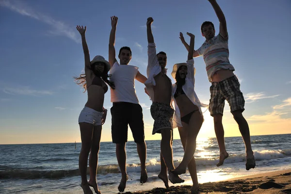 Feliz Grupo Jóvenes Amigos Divertirse Celebrar Mientras Salta Correr Playa — Foto de Stock