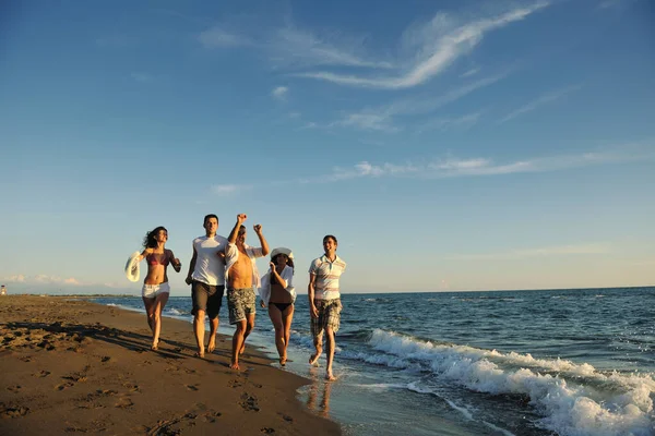 Feliz Grupo Jóvenes Divertirse Blanco Corriendo Saltando Beacz Atardecer — Foto de Stock