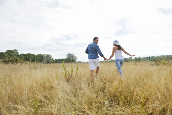 Glückliches Junges Paar Hat Romantische Zeit Freien Während Lächelt Und — Stockfoto