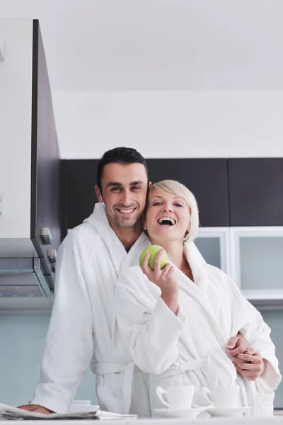 幸せな若いカップルは モダンなキッチンの新鮮な果物や野菜のサラダを準備している間屋内で楽しい時を過す — ストック写真