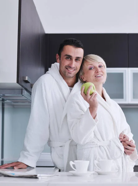 Heureux Jeune Couple Amuser Dans Cuisine Moderne Intérieur Tout Préparant — Photo