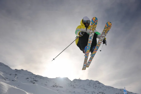 Saut Ski Acrobatique Extrême Avec Jeune Homme Montagne Dans Snowpark — Photo