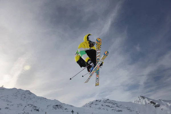 Extreme Freestyle Skisprong Met Jongeman Berg Snowpark Het Winterseizoen — Stockfoto