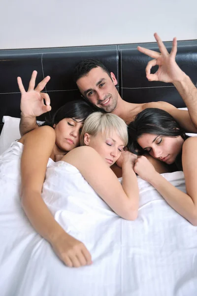 Bem Sucedido Jovem Bonito Homem Deitado Cama Com Três Meninas — Fotografia de Stock