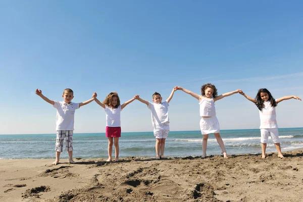 Grupp Glada Barn Stranden Som Har Kul Och Spela Spel — Stockfoto