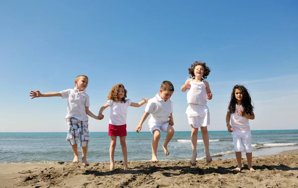 Grupp Glada Barn Stranden Som Har Kul Och Spela Spel — Stockfoto