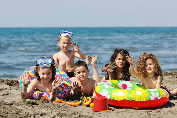 Счастливая Детская Группа Развлекается Пляже Играя Игрушками Бегущими Прыжки — стоковое фото