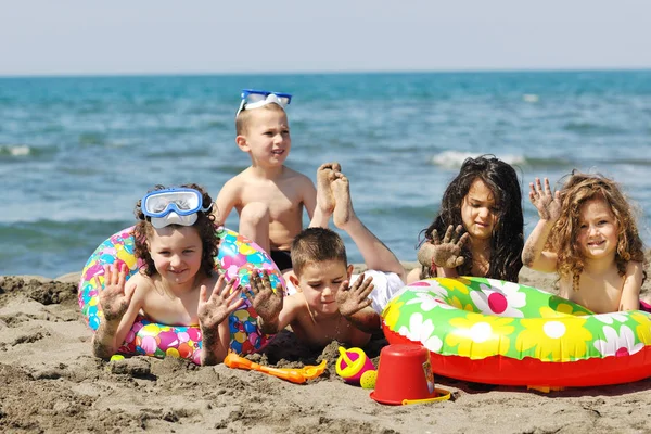 Feliz Grupo Niños Divierten Playa Mientras Juegan Con Juguetes Corriendo — Foto de Stock