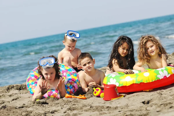 Fröhliche Kindergruppe Vergnügt Sich Strand Beim Spielen Mit Spielzeug Beim — Stockfoto