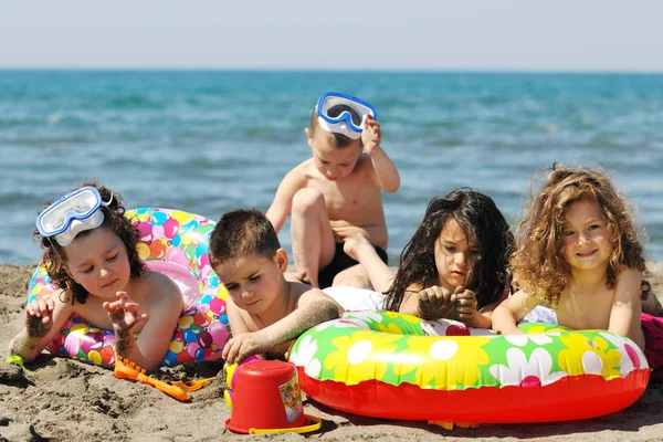 Grupo Criança Feliz Divertir Praia Enquanto Joga Com Brinquedos Correndo — Fotografia de Stock