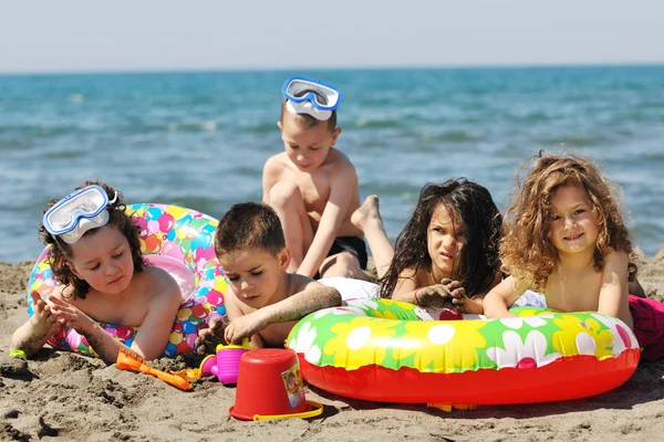 Šťastná Dětská Skupina Bavit Pláži Při Hraní Hračkami Běží Skákání — Stock fotografie